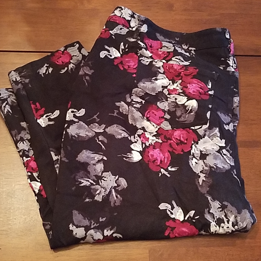 Floral stretch capris
